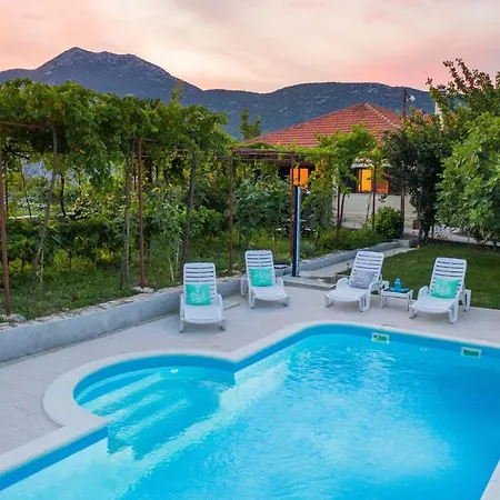 Villa Sunflower House With A Pool Omis
