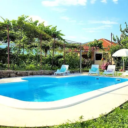 别墅 Sunflower House With A Pool